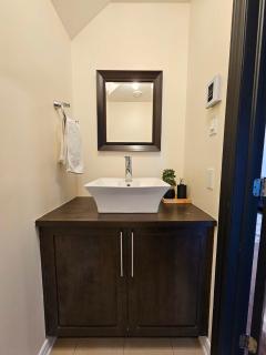 4BR Townhouse 5-Min to DIX30 20-Min to Downtown - 5