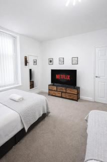 Comfortable 2BR Home - Pet-Friendly - Sleeps 8 - Parking - Knowsthorpe - 0