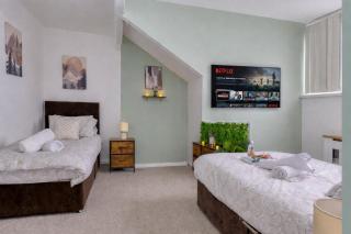 Comfortable 2BR Home - Pet-Friendly - Sleeps 8 - Parking - Knowsthorpe - 6
