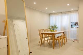 홍대입구역 5분, 최대7인, 넓은 거실, 짐보관, 호텔식 침구,세탁건조기, 홍대 - 9