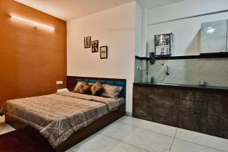 Cozy Studio with King Bed & Modern Comforts - 0