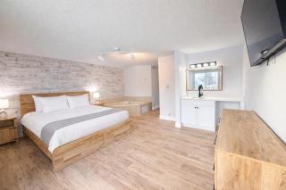 King Bed, Jacuzzi, Private Balcony by Gull Lake - 8