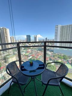 Bayfront Suite in Pasay, With Balcony, Manila Bay View, Near MOA, OKADA, PICC, Airport, WFH ready Free pool and Sauna Access - 4