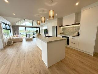 Light-Filled Coastal Hideaway - 4