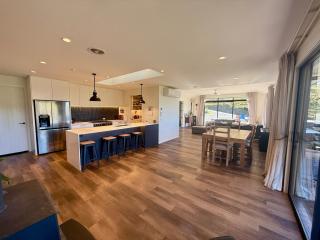 Modern Countryside Escape with Spa & Views - 6