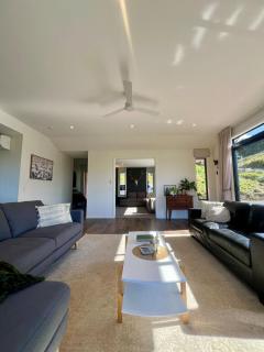 Modern Countryside Escape with Spa & Views - 5