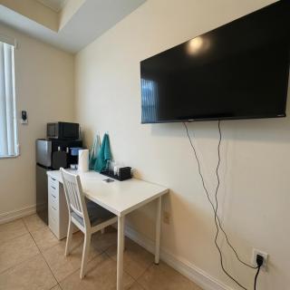 NEW Beach Getaway Queen Studio near Naples - 8