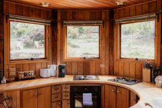 Wilderness Retreat 15mins to CBD, bath tub, forest views - 4