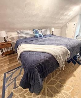 Cozy 2 Bdrm Cottage King bed - 2