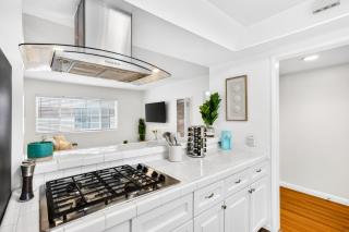 Prime Manhattan Beach 2BR Walk to Beach with Parking - 5