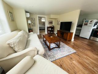 State Street Cottage, Suite 1 - 9