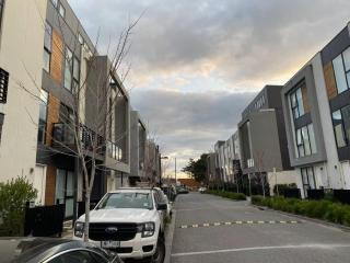 Room neighbouring Melbourne's bustling inner city - 2