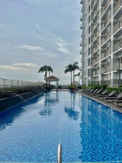 Coast Residences Near MOA and NAIA Luxury Bay View with Pool - 3