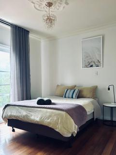 Secluded Villa with Lush Gardens, Spa and Fireplace - 8