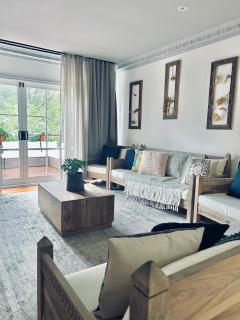 Secluded Villa with Lush Gardens, Spa and Fireplace - 6