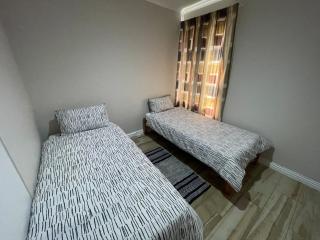 Spacious 3 bedroom duplex close to beach and restaurants - 3