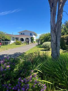 Artists Retreat Apartment Stay for Couples and Creatives - 8