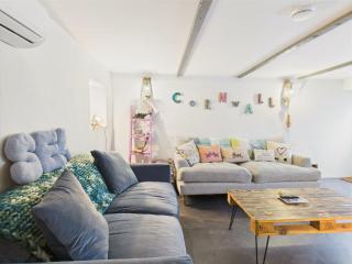 Cosy Cornish Cottage with Firepit & Parking - 4