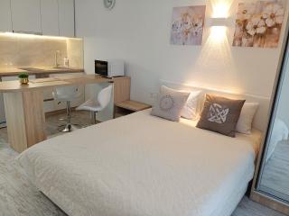 Smart Apartment - світло, гаряча вода є, ліфт працює - 9