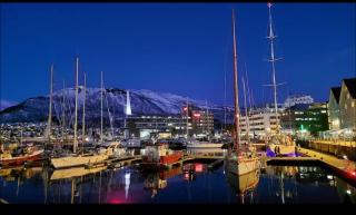 Modern Seaside Apartment, Stunning Harbor Views - 7