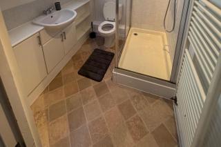 Sleeps8-FamilyFriendly-FreeParking-30MinToHeathrow - 7