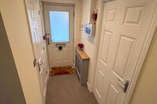 Sleeps8-FamilyFriendly-FreeParking-30MinToHeathrow - 3