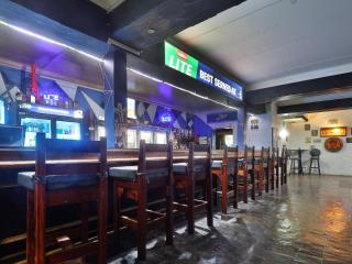 Bostons Lodge & Restaurant - 8