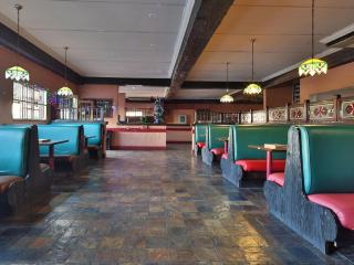 Bostons Lodge & Restaurant - 7