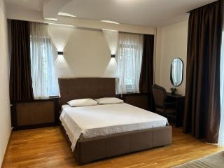 Hillside Garden by Sienna - 9