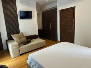 Hillside Garden by Sienna - 8