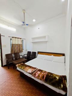 Shri Krishna Home Stay - 8