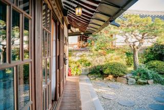 Jeonju Hanok Village Beautiful Garden House - 8