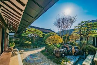 Jeonju Hanok Village Beautiful Garden House - 2
