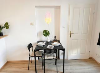 Modern Industrial Loft at Westbahnhof - Smart Beamer, Netflix & Long Stay Ready - 8