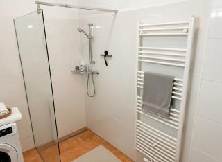 Modern Industrial Loft at Westbahnhof - Smart Beamer, Netflix & Long Stay Ready - 4