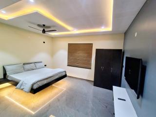 Luxe poolside farmhouse -J House - 9