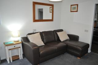 Cozy & Self Contained Garden Bungalow - 5