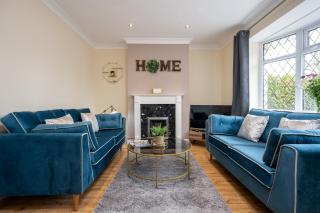 Stylish Three Bedroom Property With Parking - 6