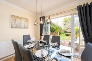 Stylish Three Bedroom Property With Parking - 4