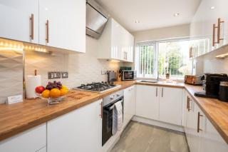 Stylish Three Bedroom Property With Parking - 3