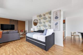 Elegant 2BR Sky Condo for 9 - Terrace - Lake Views - 3