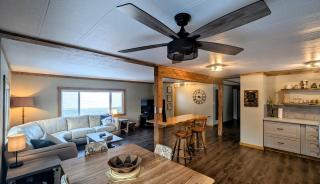 Hillcrest Hideaway: Spacious Mountain View Oasis - 0