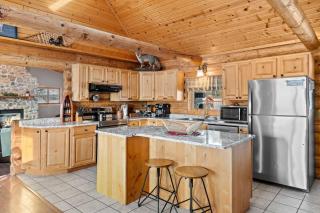 Spacious 4BR Cabin • Sleeps 12 • Games •Near Dells - 8