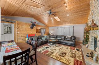Spacious 4BR Cabin • Sleeps 12 • Games •Near Dells - 5