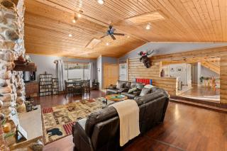 Spacious 4BR Cabin • Sleeps 12 • Games •Near Dells - 3