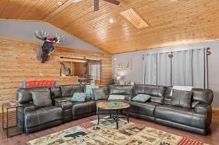 Spacious 4BR Cabin • Sleeps 12 • Games •Near Dells - 2
