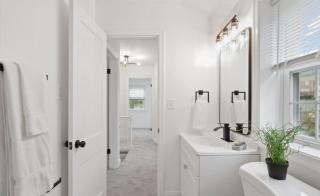 1 min to DC 8 beds sleeps 16 with yard and parking - 4