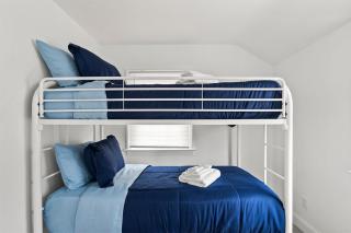 1 min to DC 8 beds sleeps 16 with yard and parking - 4