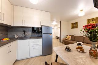 Нова 2-к Люкс Студія з Окремою Спальнею, Центр, Великий Балкон, Низький Поверх - 1