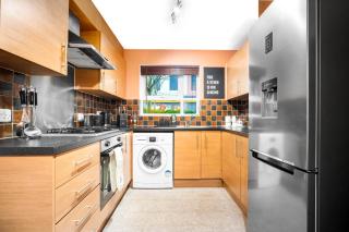 Stylish Manchester 4 Bed House with Garden - 4 Doubles Beds & 1 Single Bed - Sleeps 9 - Salford - FREE PARKING - SMART TVs in every bedroom - FREE NETFLIX - 6 min to City Centre, Close to Trafford Centre, Etihad Stadium, Manchester Arena, Clubs & more - 1